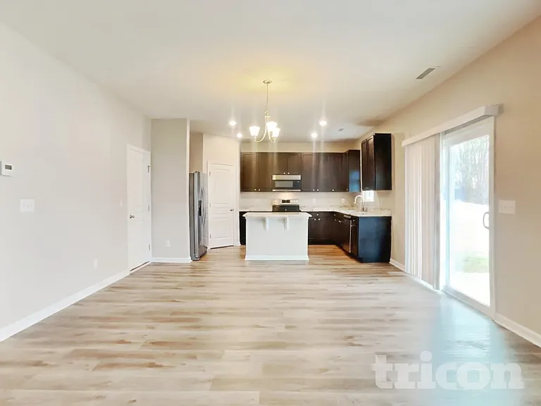 923 Avondale Dr — Photo 4