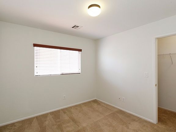 5th image of 548 Uxbridge Dr