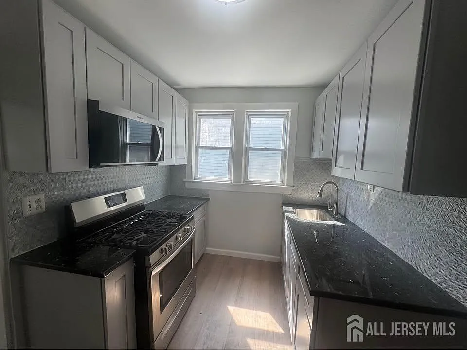 2 bed, 1.0 bath, $2,479 — Photo 3