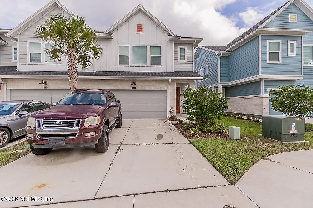 3 bed, 2.5 bath, 1915 sqft, $3,200 — Photo 1