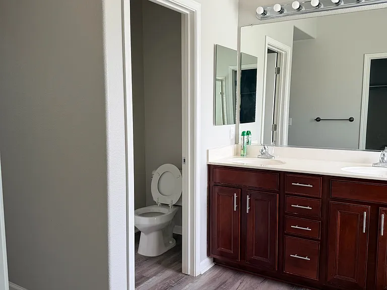 Hyannis Port Pl — Photo 3