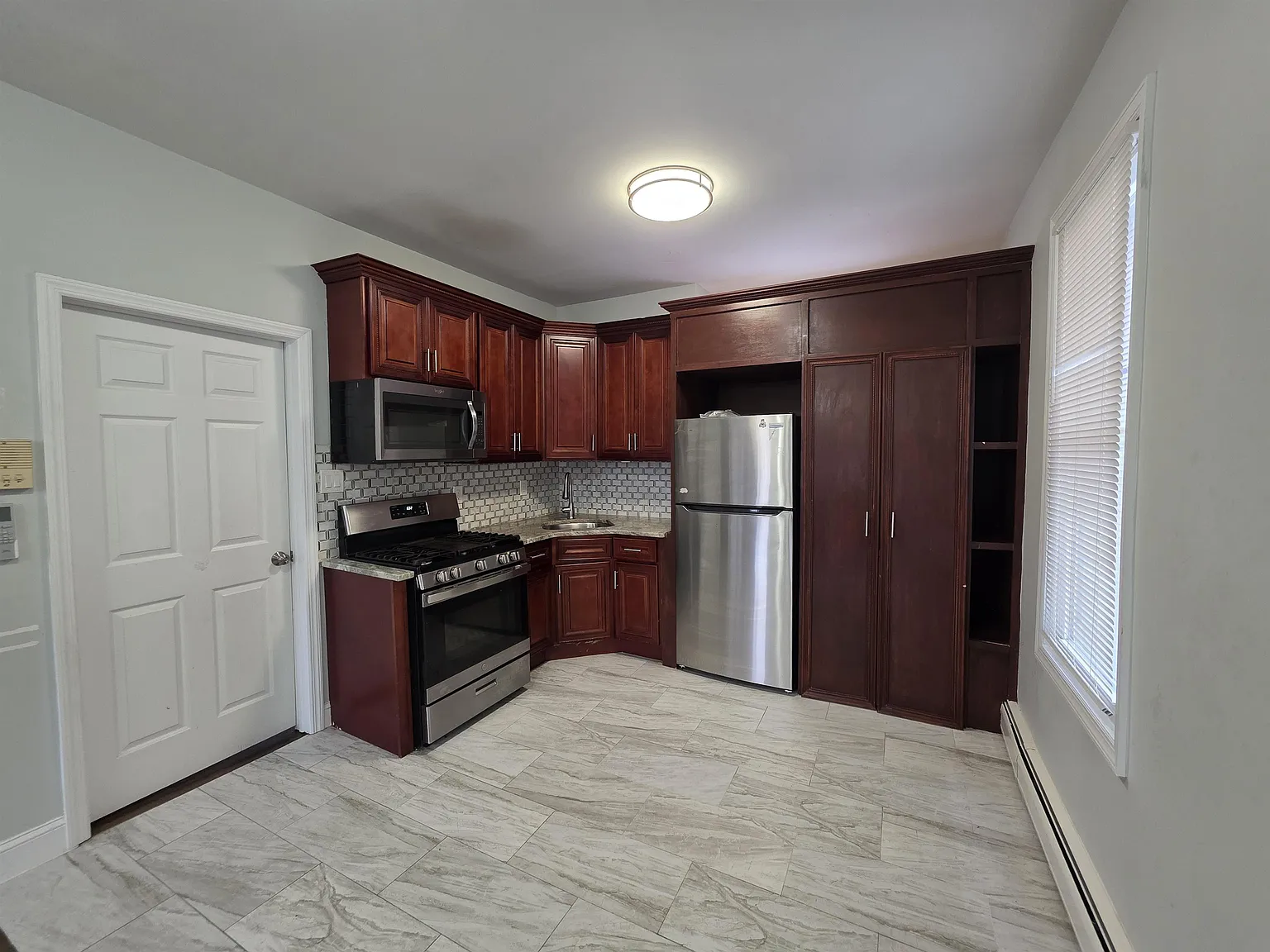 2 bed, 1.0 bath, 750 sqft, $2,500 — Photo 2
