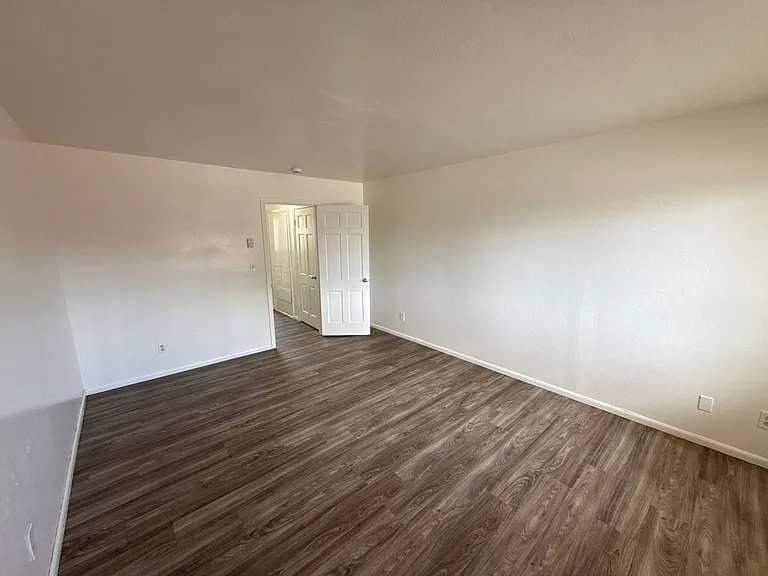 280 SE Orchard Ave #1 — Photo 4