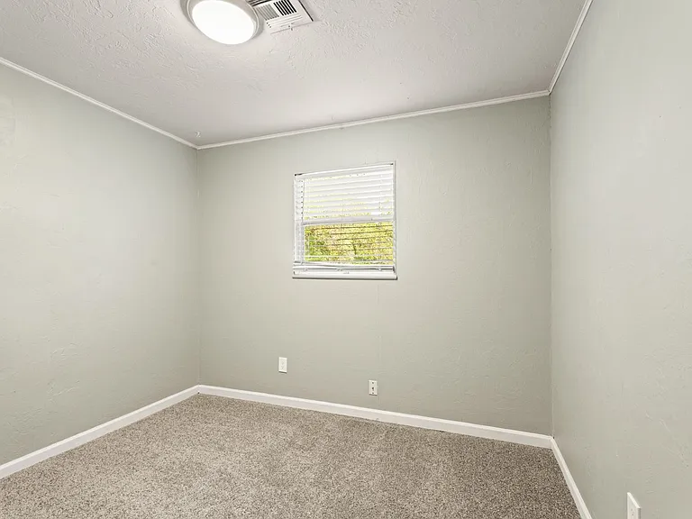 1029 Hoyt Ave — Photo 18