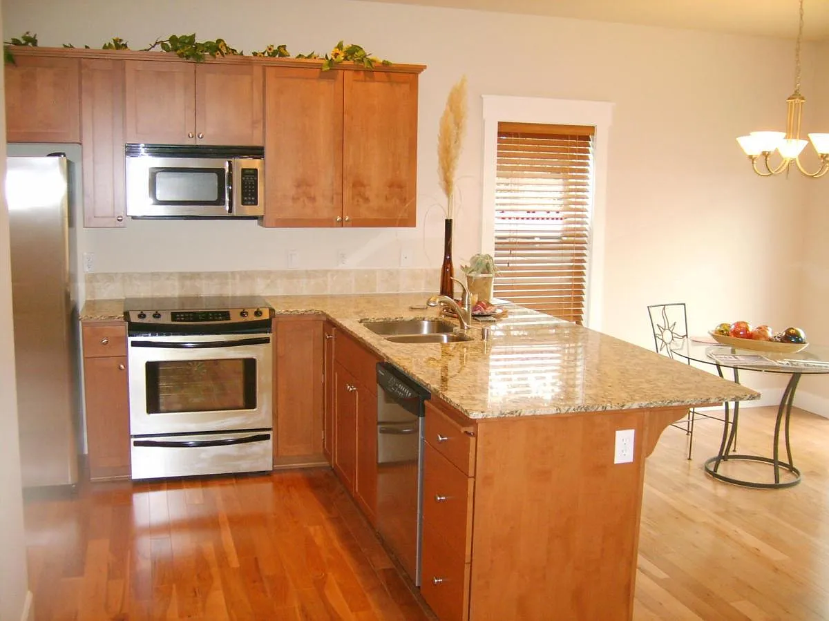 3 bed, 2.5 bath, 1420 sqft, $2,300 — Photo 2
