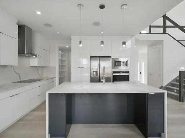3699 Hummingbird Way NW, Edmonton, AB T5S 0L1