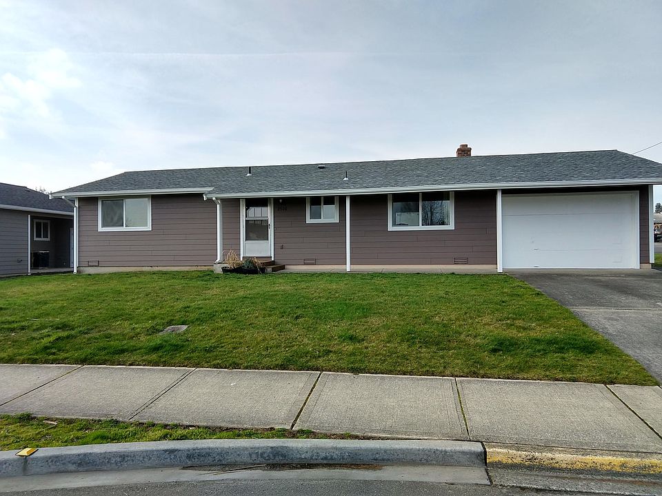Quiet, well-maintained, and just renovated home in nice area of central Anacortes. A great home for one or a family.