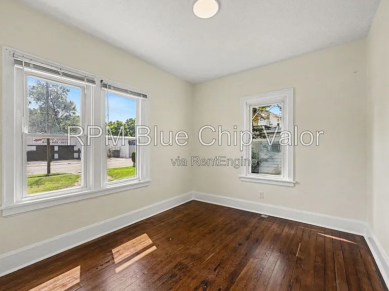 1832 Woodlawn Ave — Photo 16