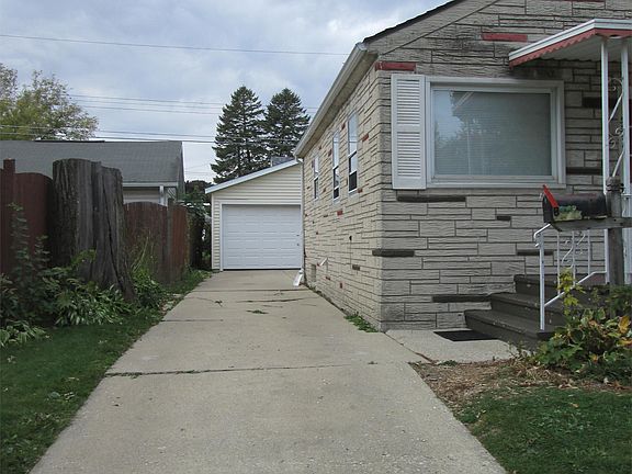 front of house with 2.5 car garage