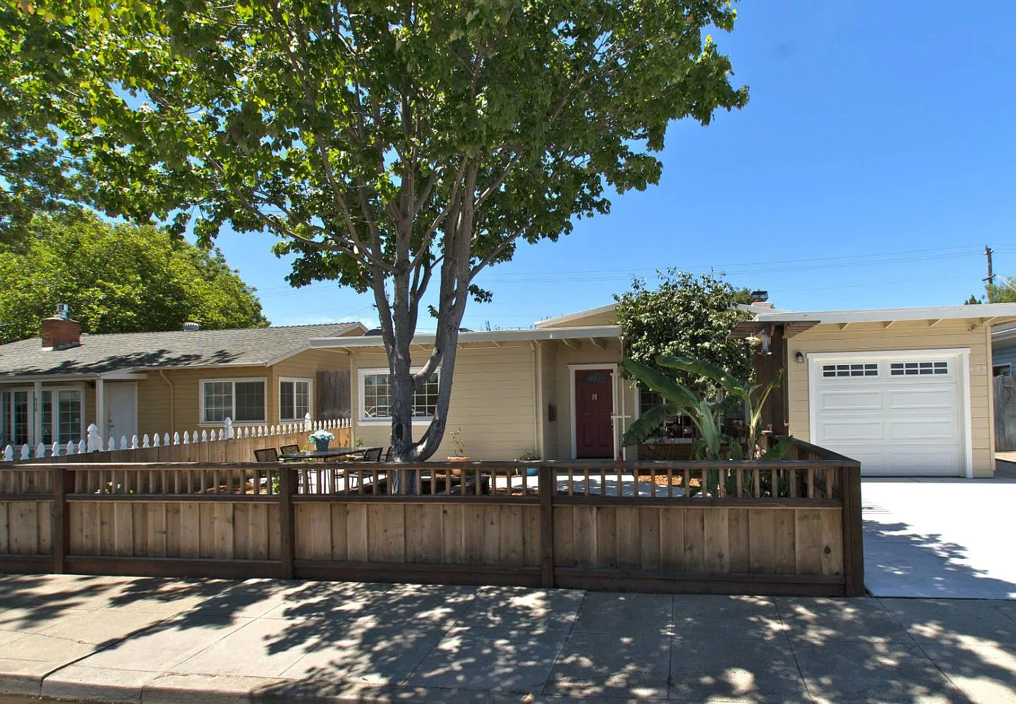 992 Norton St photo 1