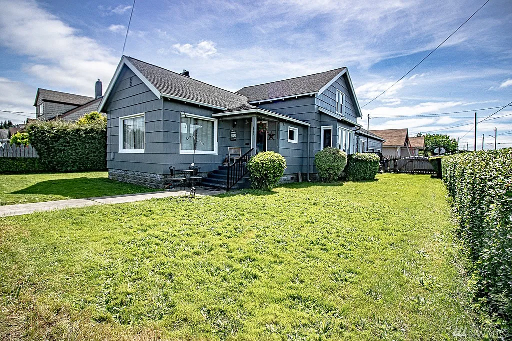623 Spruce St photo 1