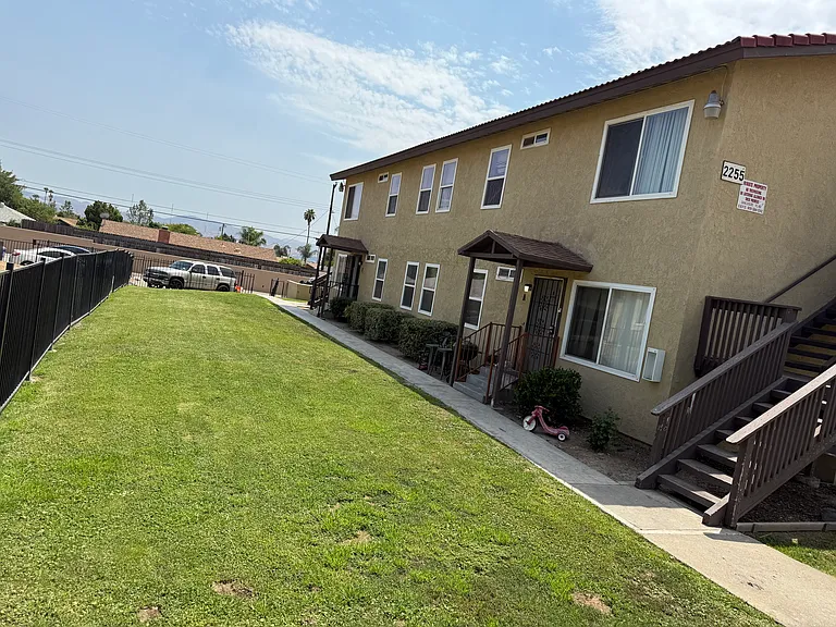 2255 E Sunrise Ln #B — Photo 4