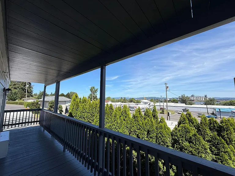 309 W C St — Photo 18