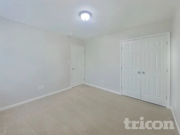 2092 Roscommon Dr — Photo 16