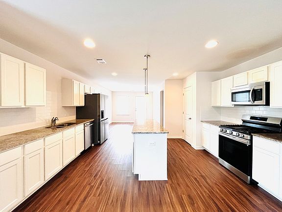 4th image of 689 Ironwood Dr