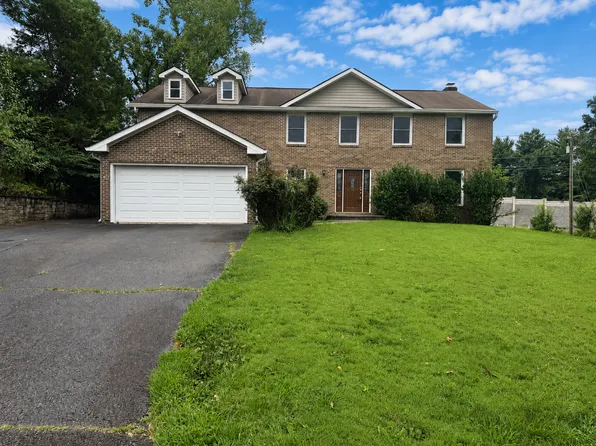 9627 Locust Hill Dr, Great Falls, VA 22066