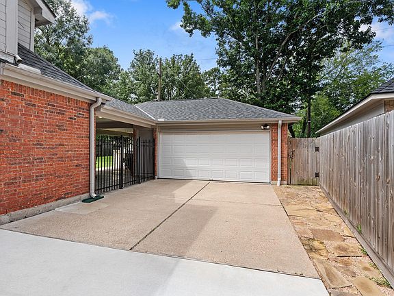 3rd image of 16027 Winchmore Hill Dr