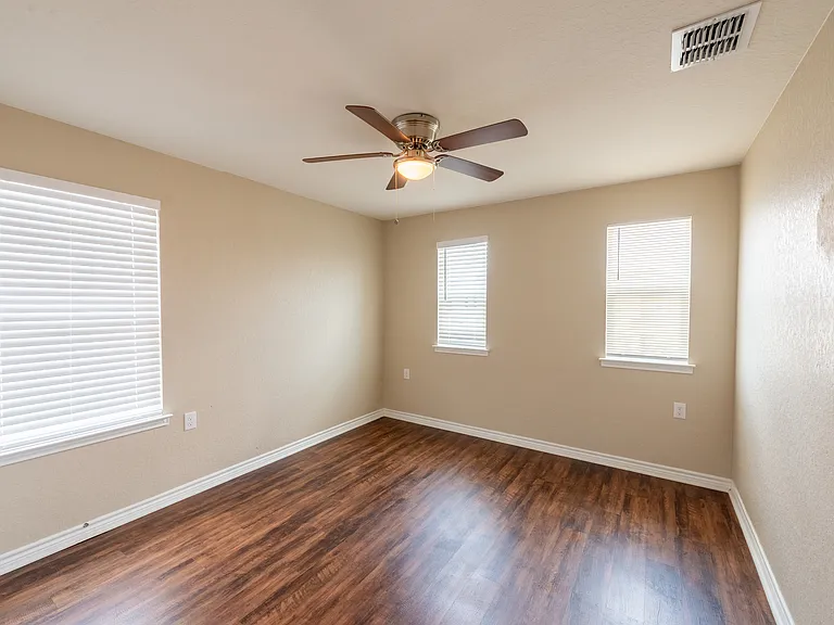 5526 Castle Brook Dr — Photo 27