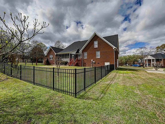 5th image of 229 Bent Oak Dr