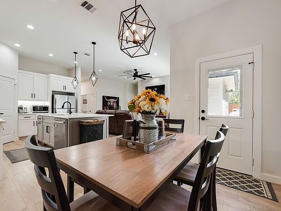 5th image of 112 Indian Oaks Trl