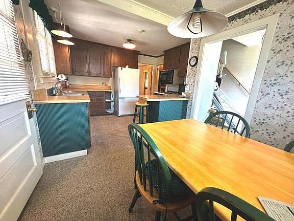 4th image of 423 College St