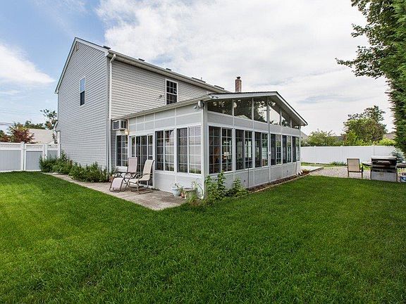3rd image of 46 Canterbury Ln