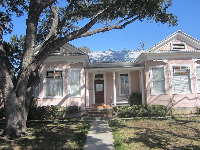 1st image of 322 W Krezdorn St