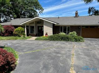 156 Riverside Dr, Rossford, OH 43460