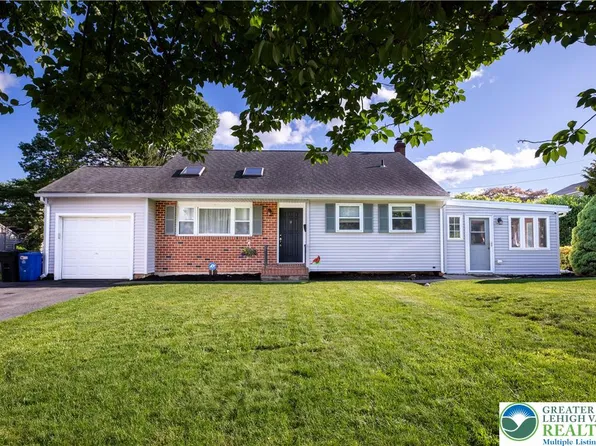 2049 Vista Dr, Bethlehem, PA 18018