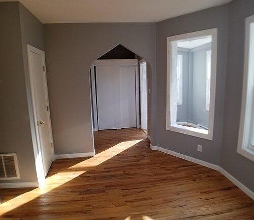 5th image of 32 Gladstone Ave
