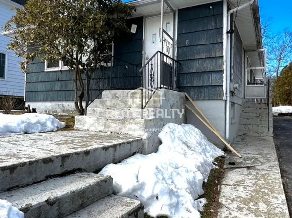 8 Mid Oaks St, Monroe, NY 10950