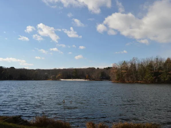 16 Beaver Lake Dr, Lake Ariel, PA 18436