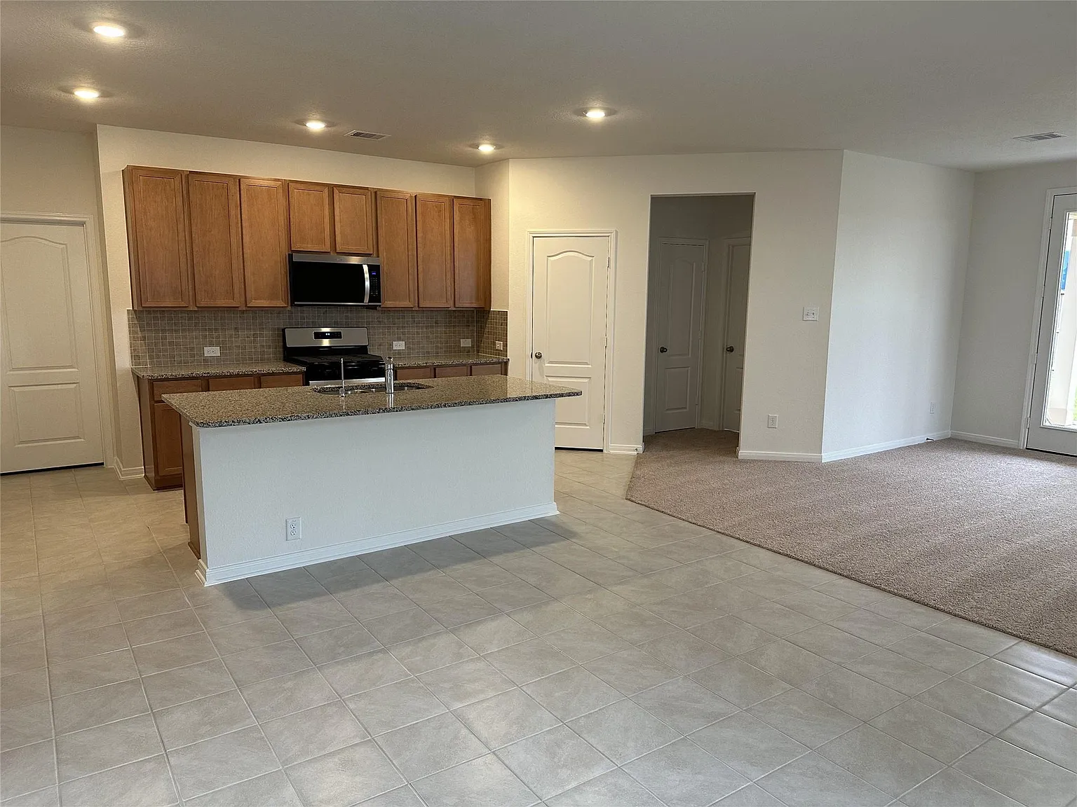 3 bed, 2.0 bath, 2100 sqft, $2,600 — Photo 4