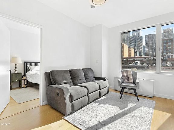 4th image of 517 W 46th St #Penthouse 705