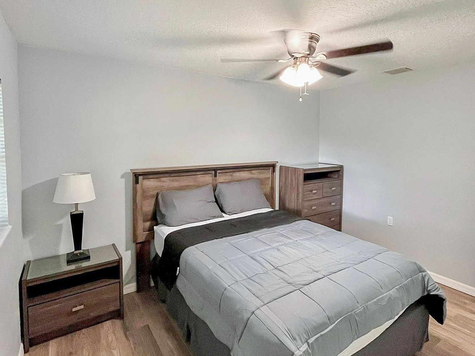 4 bed, 1.0 bath, 993 sqft, $1,044 — Photo 2