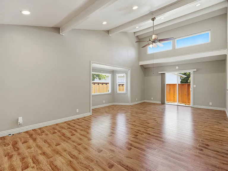 325 Goshen Ct — Photo 15