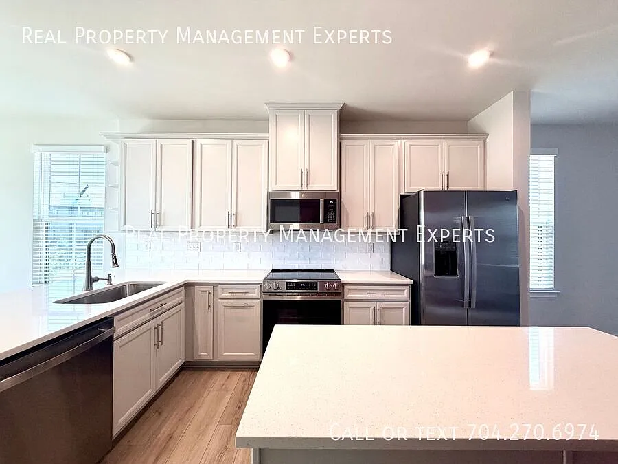 **Move In Special Beautiful 3br/3.5ba Townhouse In Charlotte! — Photo 3