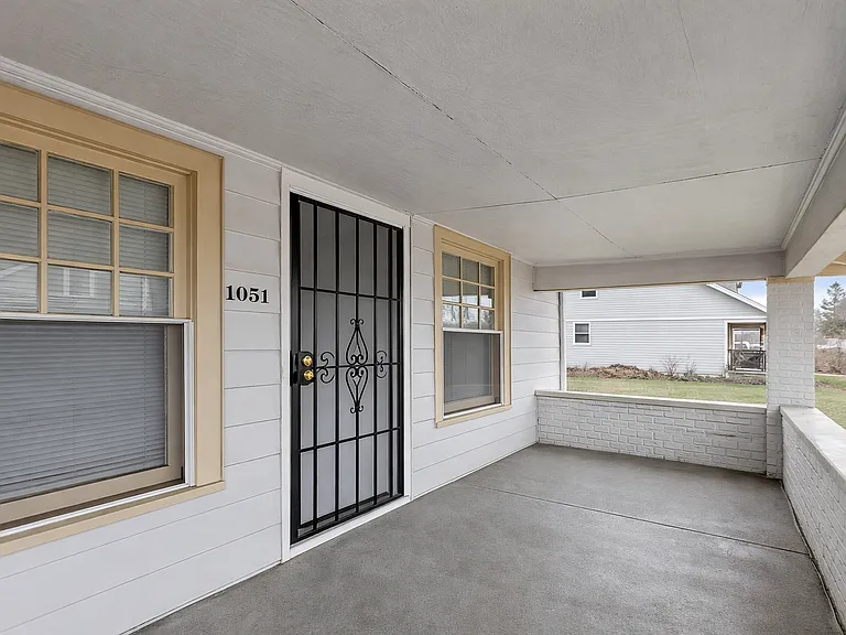 1051 N Mount St — Photo 2
