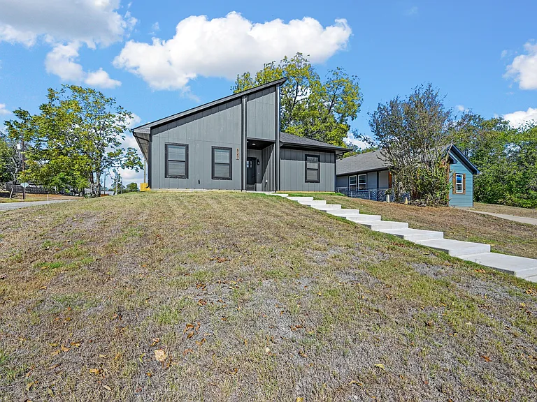527 W Walker St — Photo 2