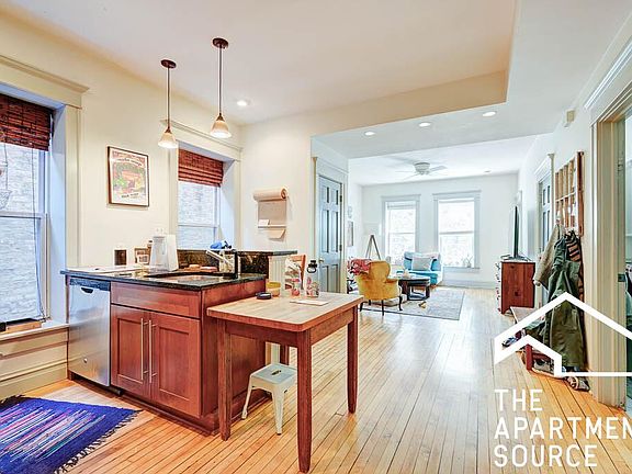 3rd image of 882 N Marshfield Ave #2W