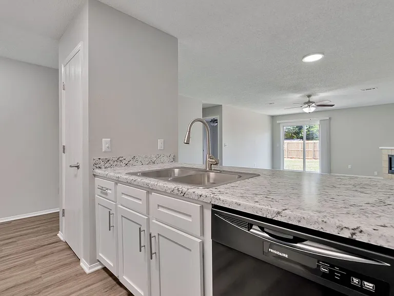 1665 N Boxley Ave — Photo 10