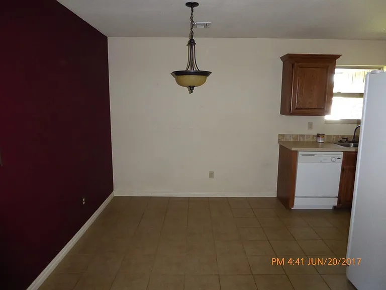 621 NW Granite Ave — Photo 5