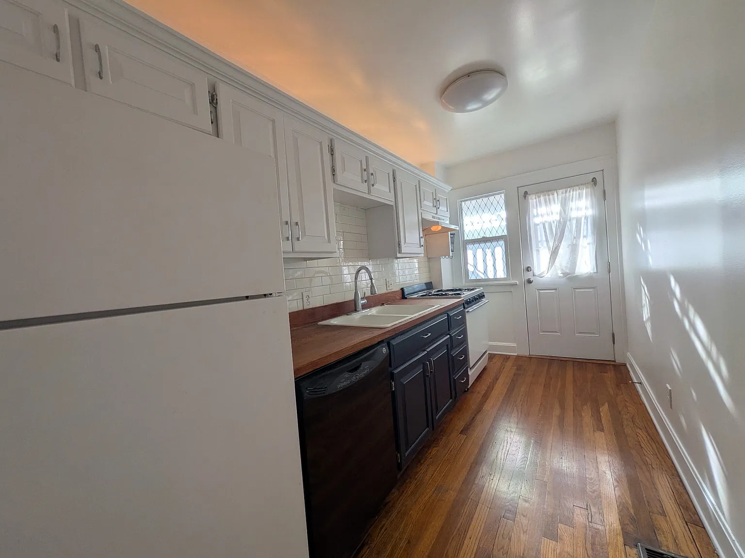2 bed, 1090 sqft, $1,745 — Photo 4