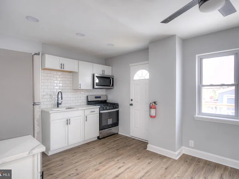 1327 Jackson St — Photo 3