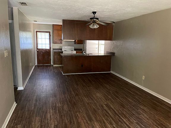 2nd image of 2131 Corinne St