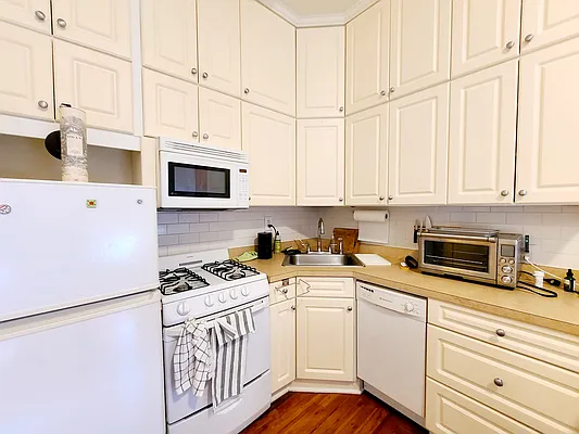 Rented by Ideal Properties Group | media 3