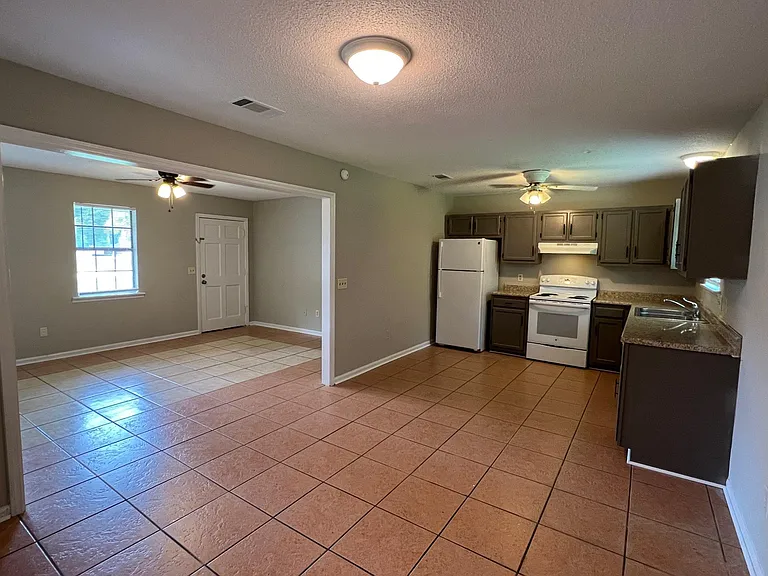813 Robin Hood Trl — Photo 4
