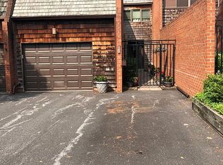 107 Old Crossing Dr, Pikesville, MD