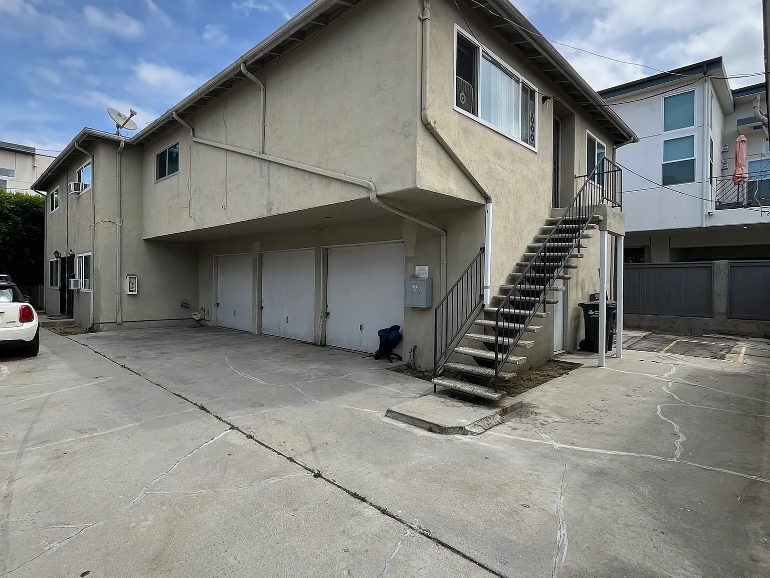 2 bed, 1.5 bath, 975 sqft, $2,250 — Photo 2