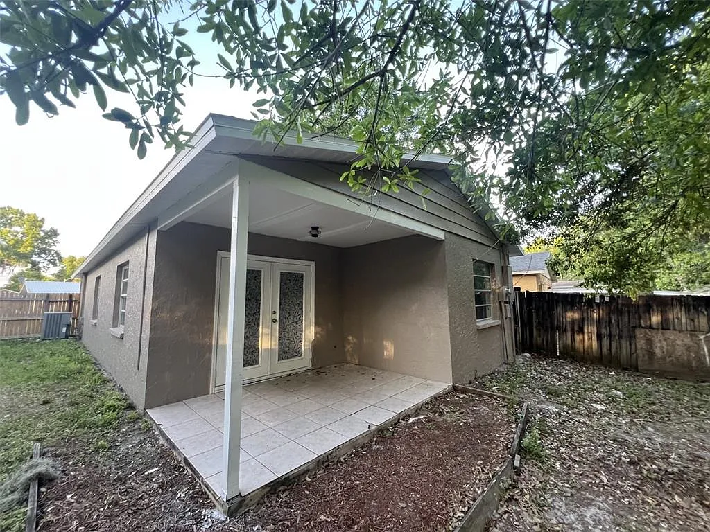 3 bed, 1.0 bath, 1121 sqft, $2,050 — Photo 4
